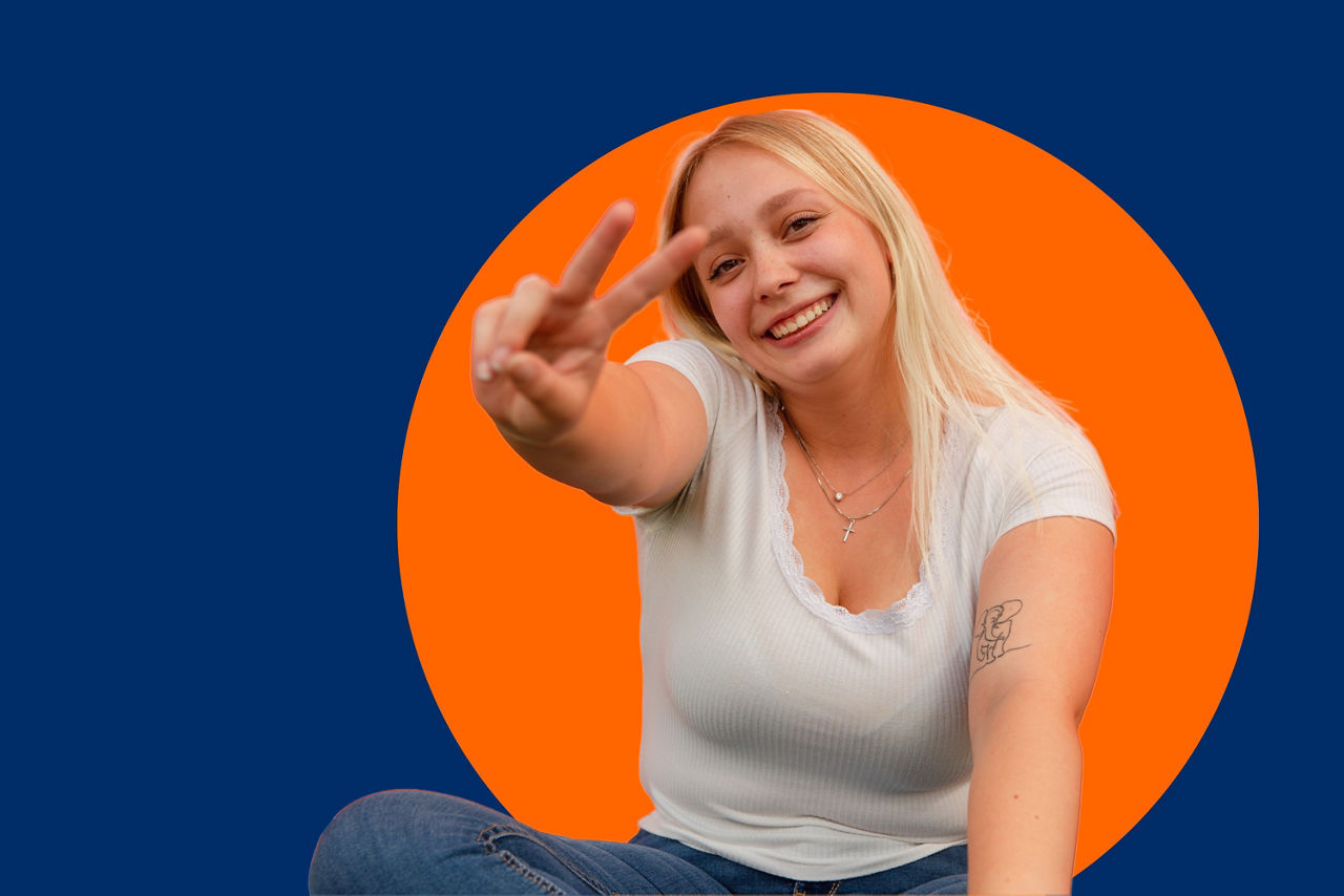 Junge Frau die ein Peace Zeichen zeigt