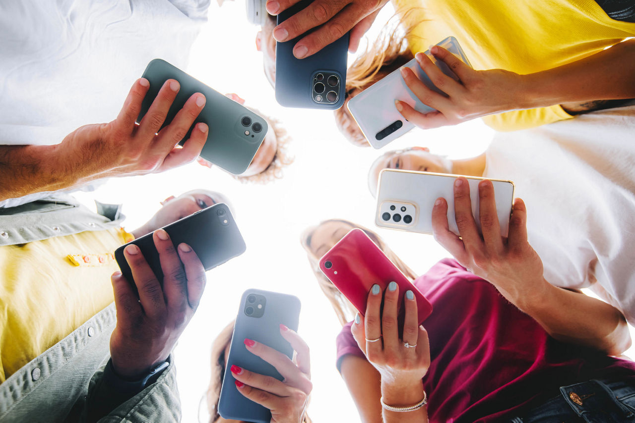 Jugendliche mit Smartphones