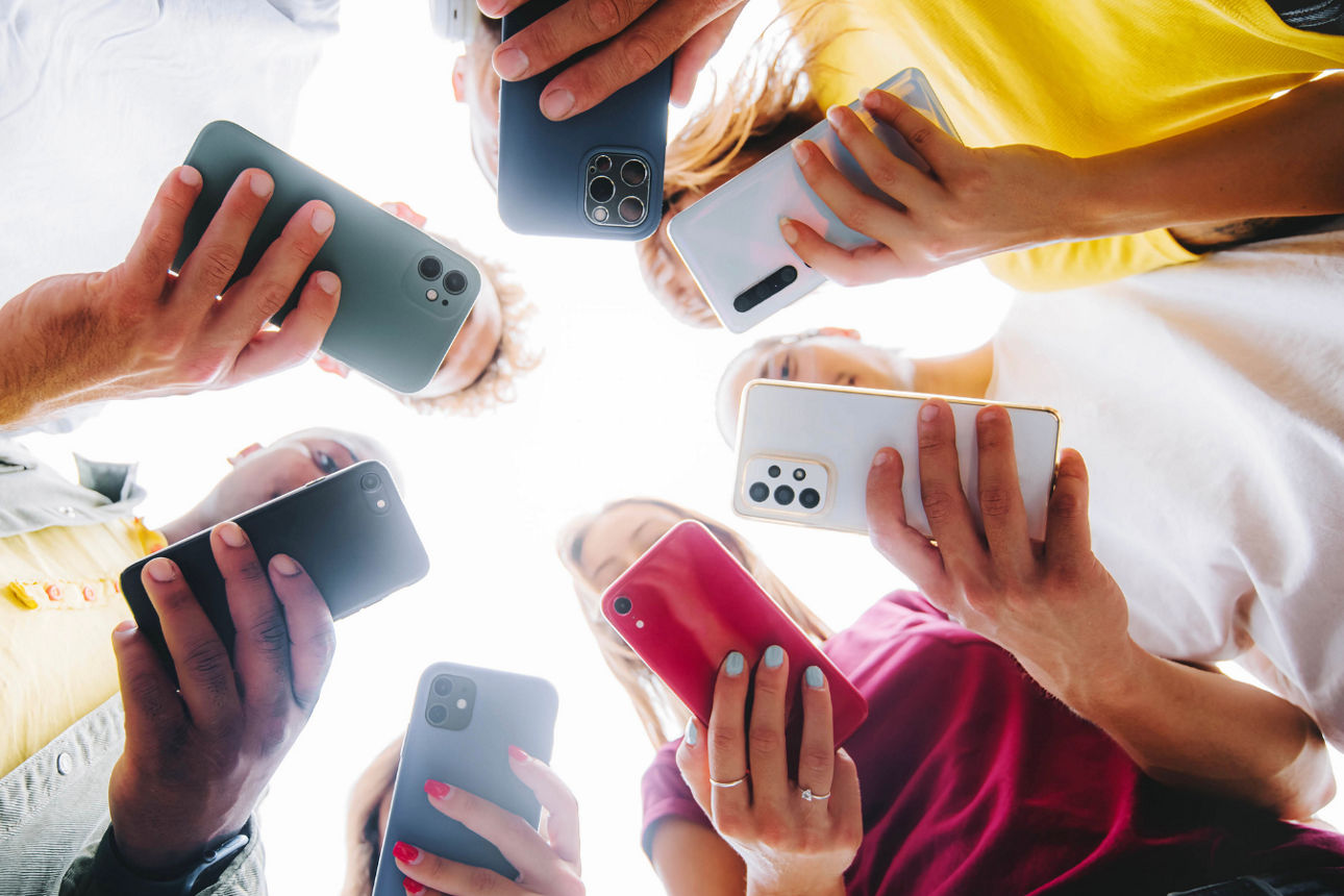 Jugendliche mit Smartphones