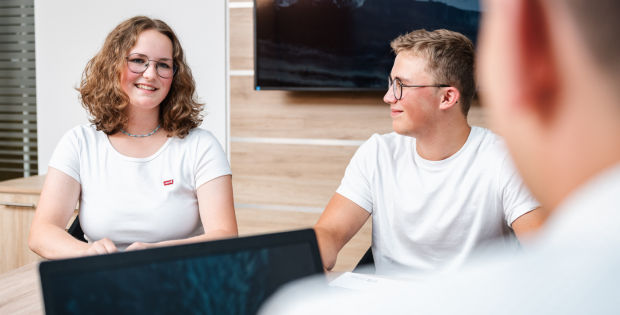 Zwei junge Erwachsene beim Beratungsgespräch