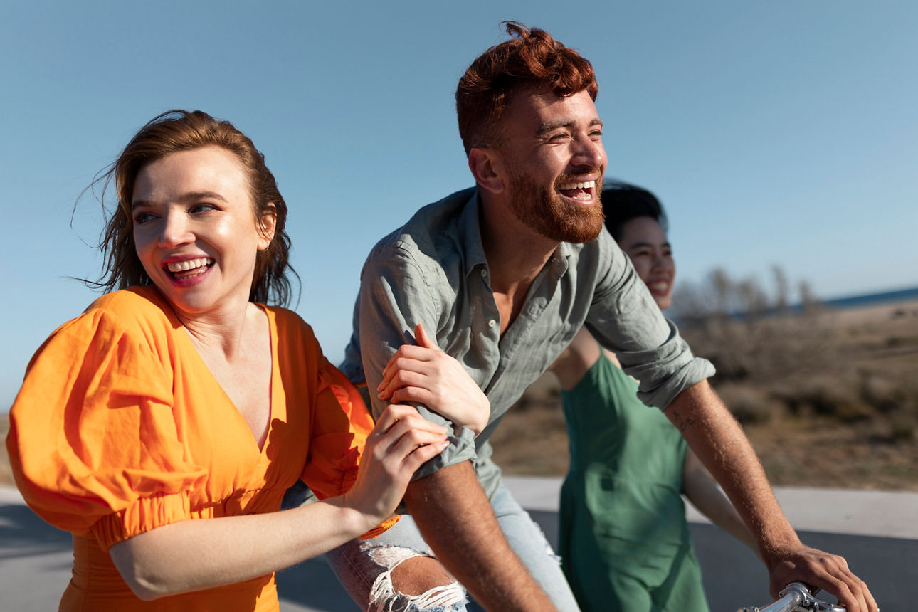 Jugendliche draußen auf dem Fahrrad