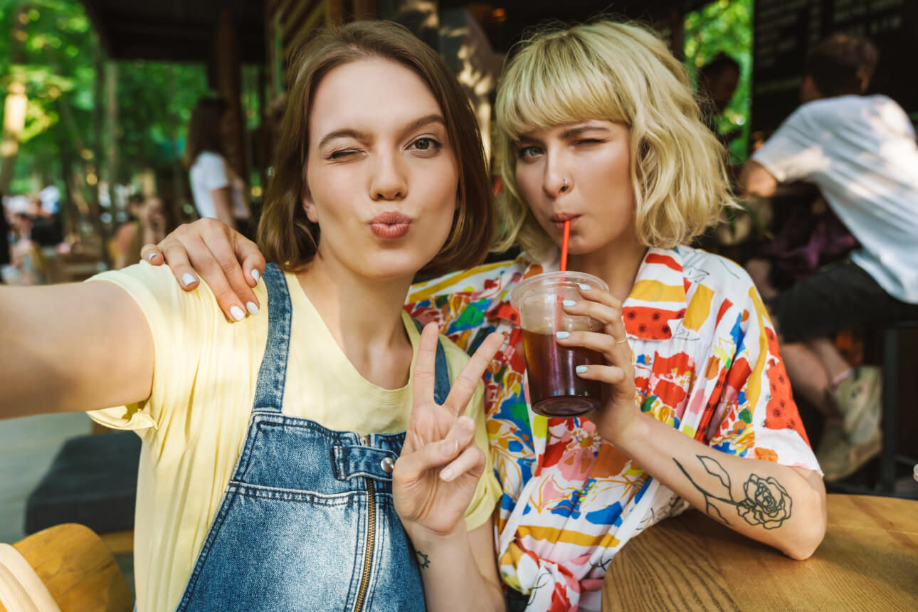 Zwei junge Frauen im Cafe.