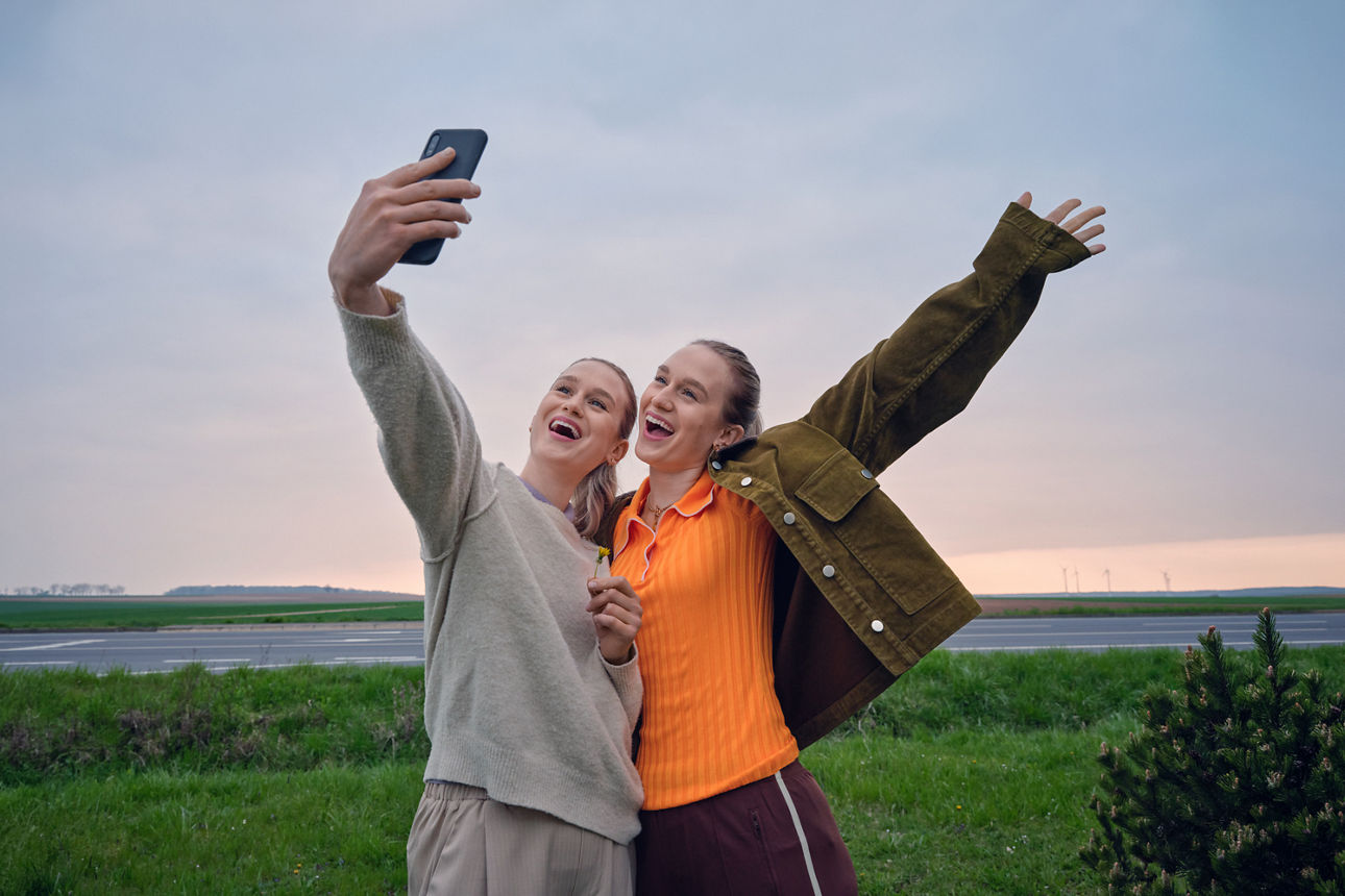 Zwei junge Frauen nehmen ein Selfie von sich auf