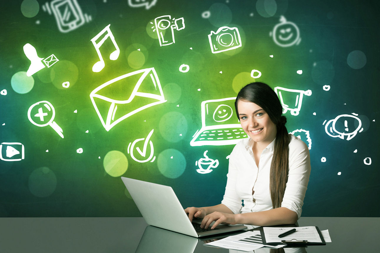 Frau sitzt am Laptop