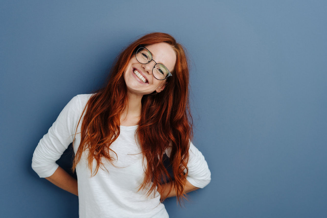 Junge Frau mit Brille lächelt