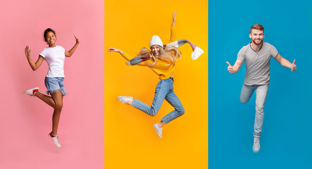 Collage positiver junger Menschen verschiedener Herkunft, die über bunte Hintergründe springen