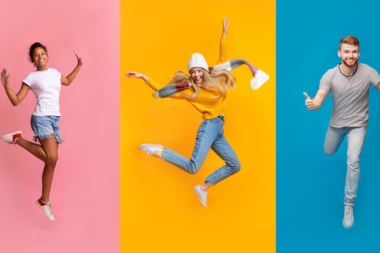 Collage positiver junger Menschen verschiedener Herkunft, die über bunte Hintergründe springen
