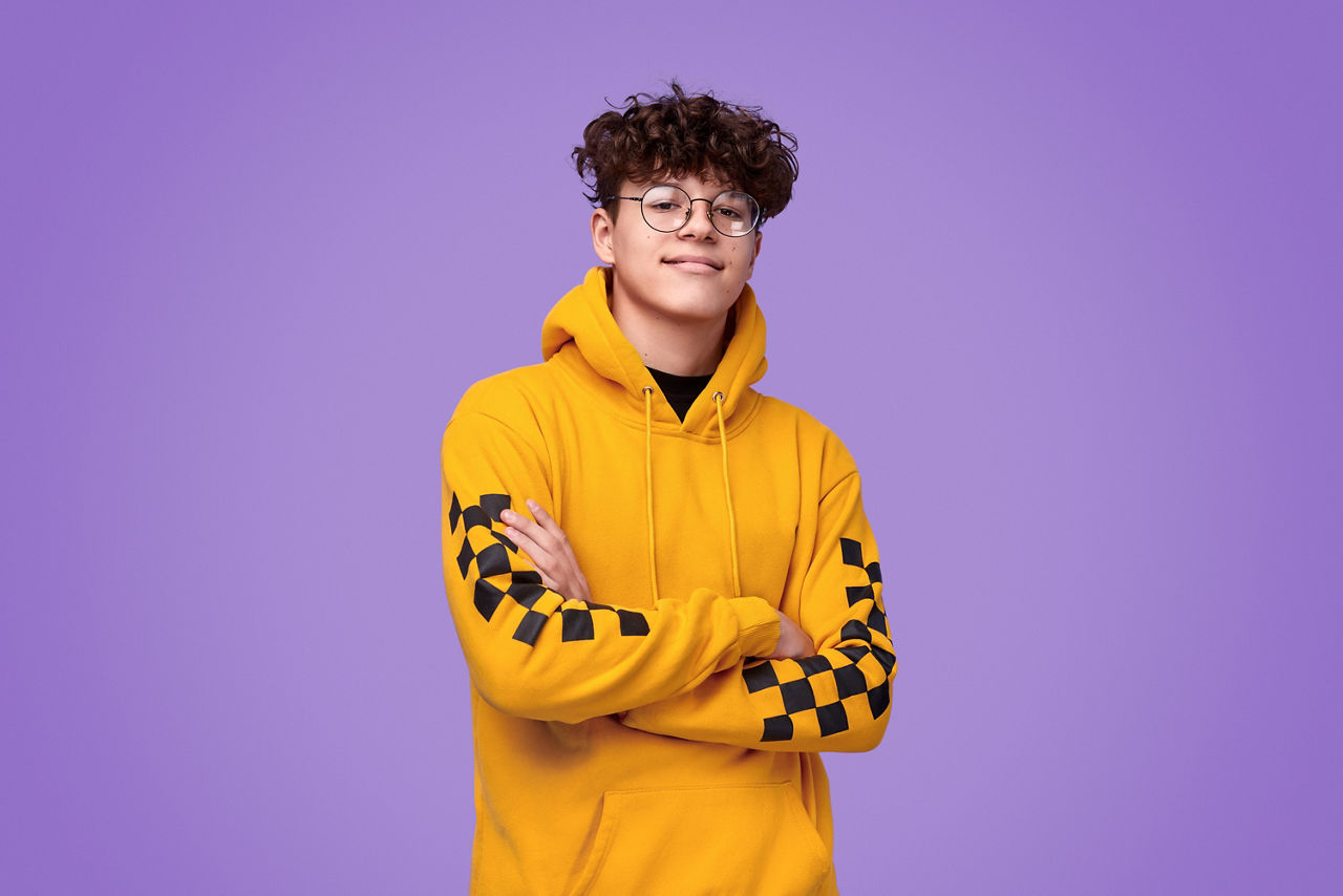 Junger Mann mit Brille lächelt