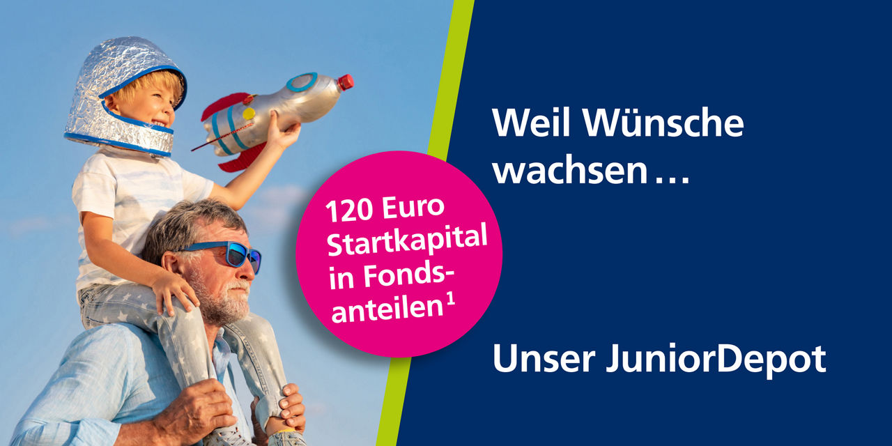 Vater trägt sein Kind auf den Schultern, es hält eine Rakete in der Hand