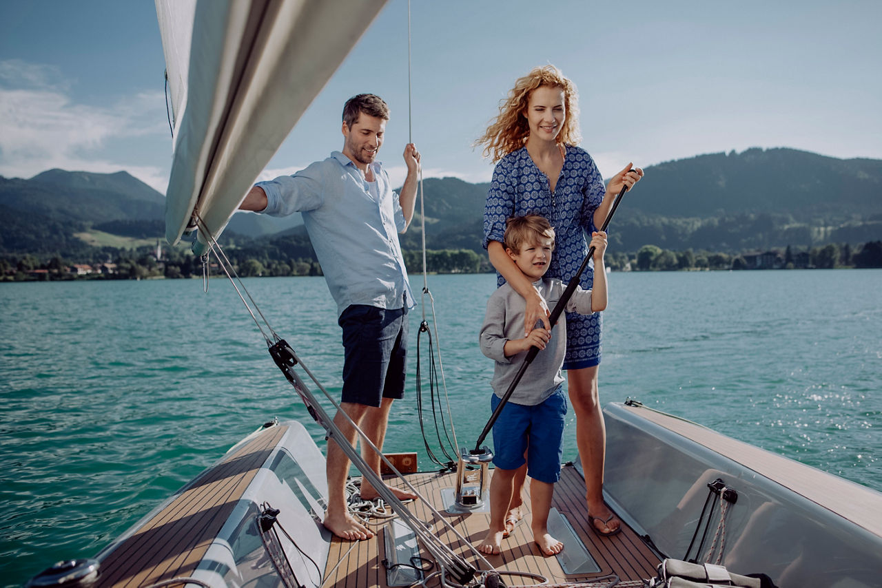 Familie auf einem Segelboot