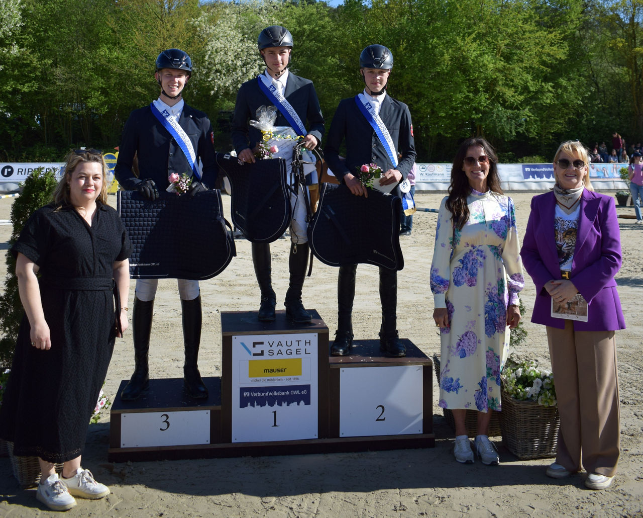 Siegertreppchen mit den drei Bestplatzierten des Junioren-Springförder-Cups