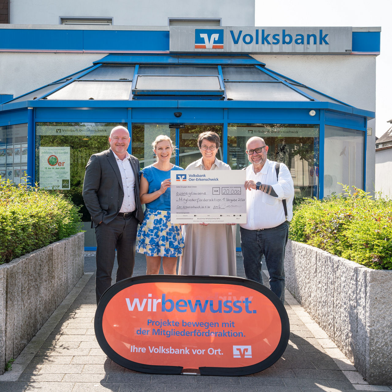 V.l.: Michael Scholten (Regionaldirektor Volksbanken im Ostvest), Indra Wewers (Jury),  Barbara Bohner
