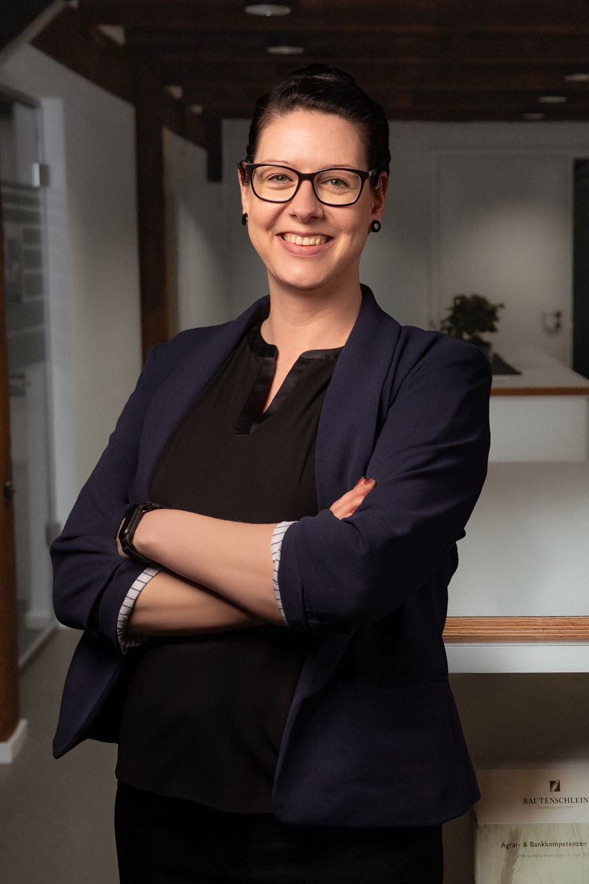 Frau Sabrina Käbisch im Anzug