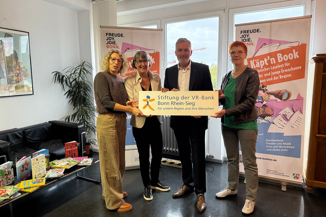 ©VR-Bank Bonn Rhein-Sieg BU hinten v. l. Verena Münzberg, Andrea Schrahe, Holger Hürten und Susanne König