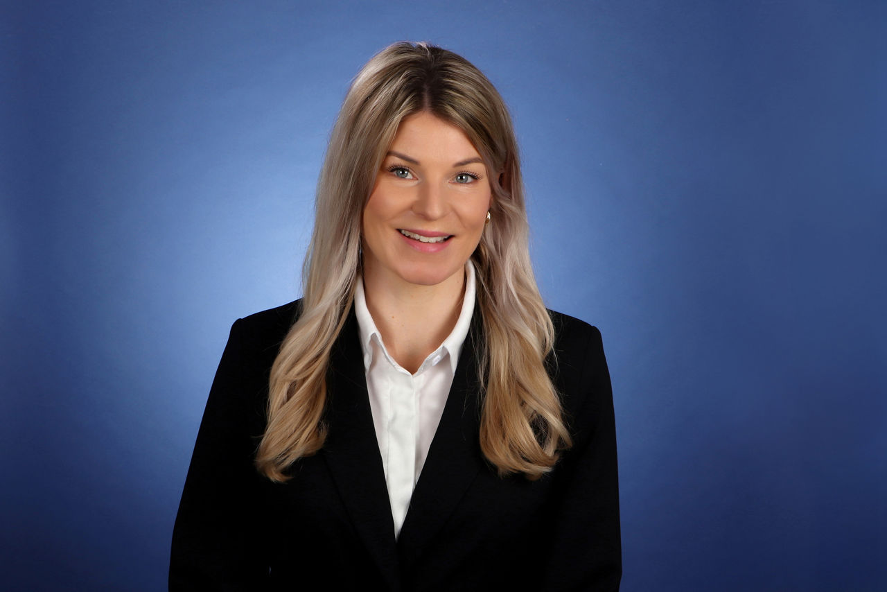 Frau vor blauer Leinwand