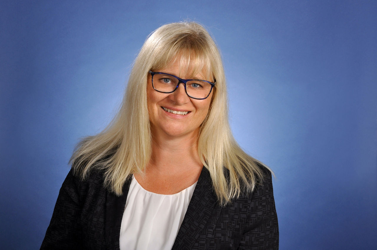 Frau vor blauem Hintergrund