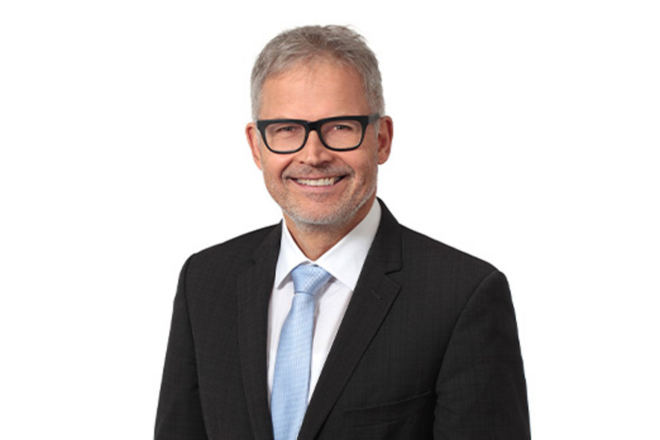 Freundlich lächelnder Mann im Anzug, unser Vertriebsleiter Karl Köllnberger