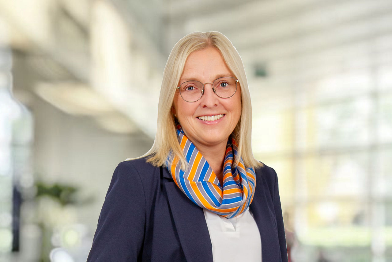 Mitarbeiterin in hellem Büroraum