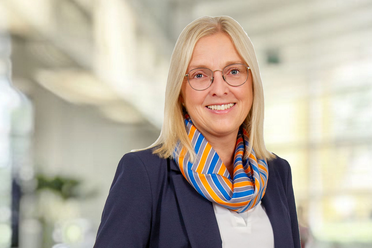 Mitarbeiterin in hellem Büroraum