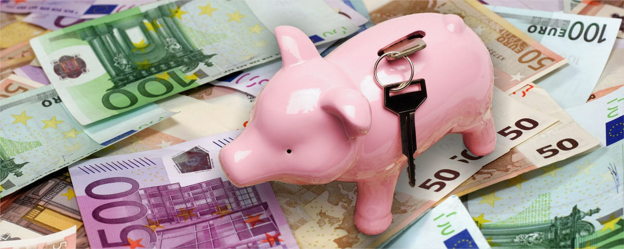 Sparschwein mit Schlüssel steht auf Geldscheinen