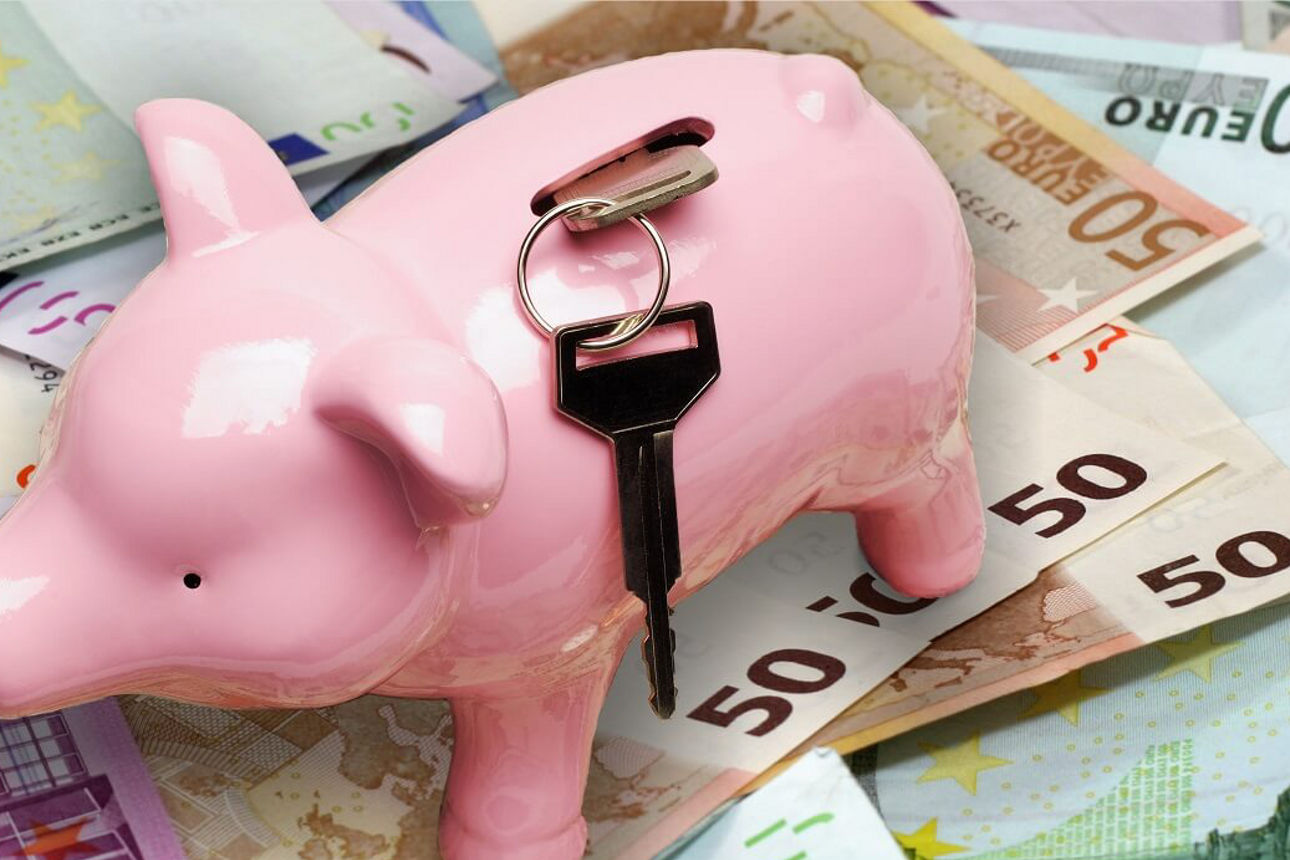 Sparschwein mit Schlüssel steht auf Geldscheinen