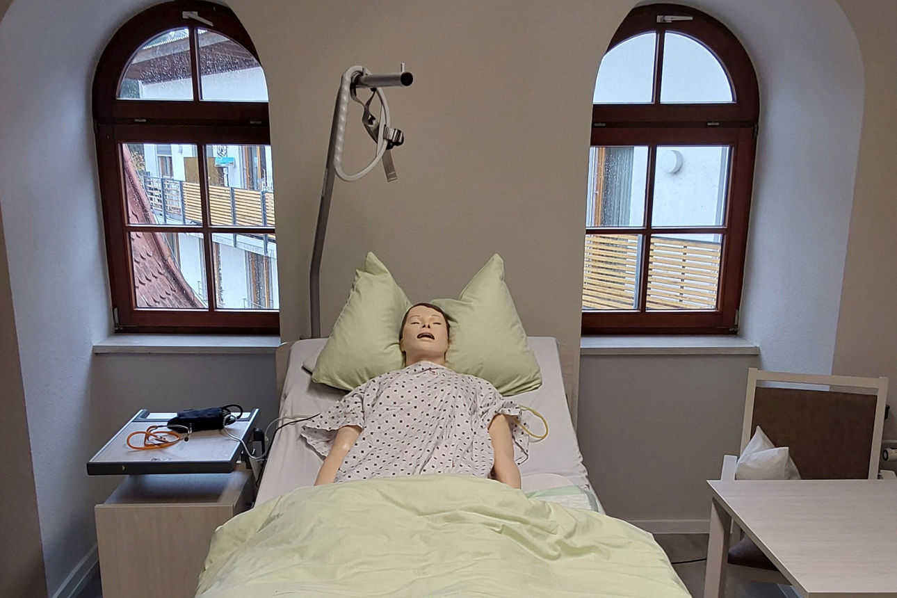 Die Pflegepuppe liegt in einem Pflegebett im neuen Skills Lab der Katholischen Altenpflegeheime Eichsfeld gGmbH (KAPHE gGmbH