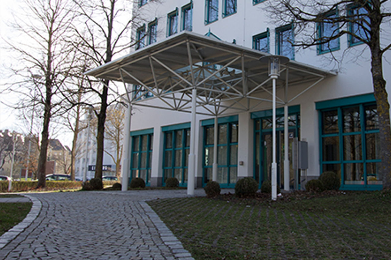 Der Eingangsbereich des KundenCenters in Augsburg von außen