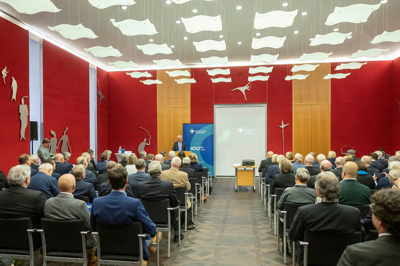 Vorstandsvorsitzender der KD-Bank hät eine Rede vor Publikum.