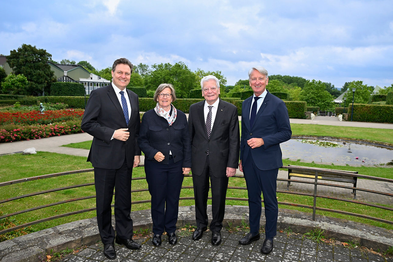 Das Foto zeigt Prof. Dr. Volker G. Heinke, Marlehn Thieme, Dr. Joachim Gauck und Dr. Ekkehard Thiesler.