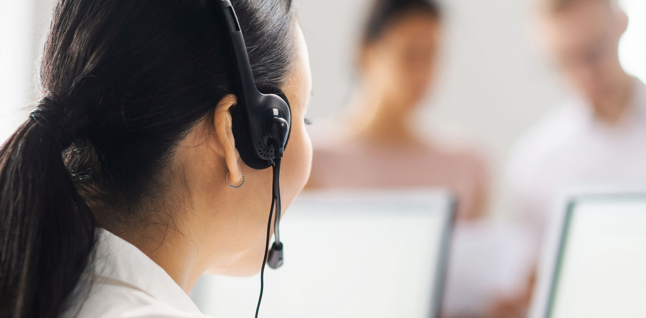 Team von professionellen Supportmitarbeitern im Büro. Kollegen am Arbeitsplatz lösen Kundenprobleme. Das Konzept eines Callcenters und der Kundenbetreuung.
