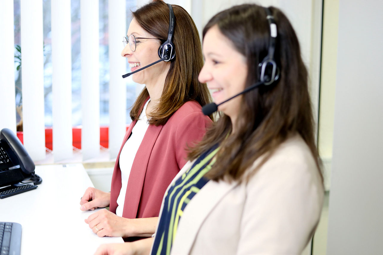 Zwei Mitarbeiterinnen im Kundendialogcenter