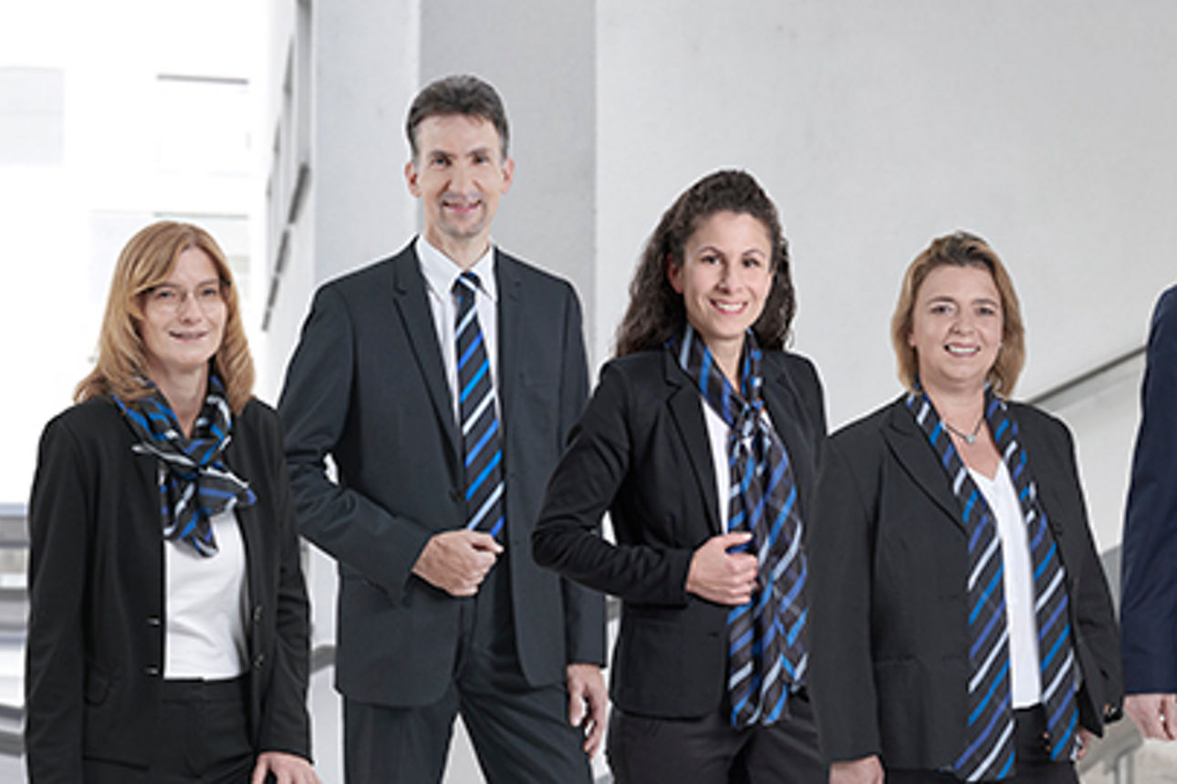Eine vielfältige Gruppe von Geschäftsleuten lächelt