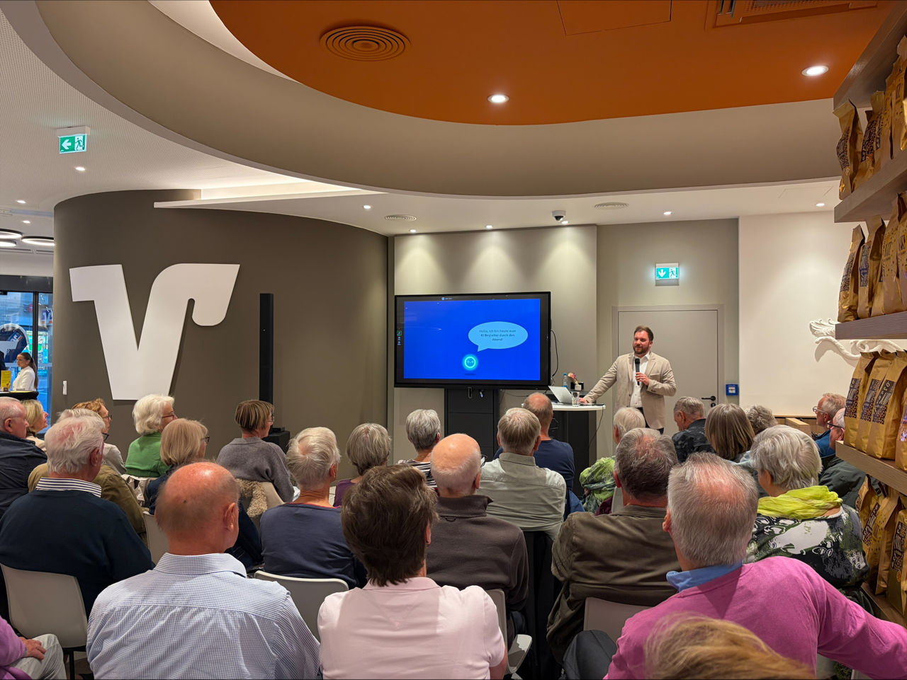 Großes Interesse am Thema Künstliche Intelligenz: Zahlreiche Gäste verfolgten den Vortrag von Michael Hackenberg