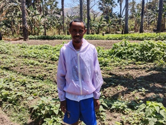 Mann in Osttimor auf seinem Feld