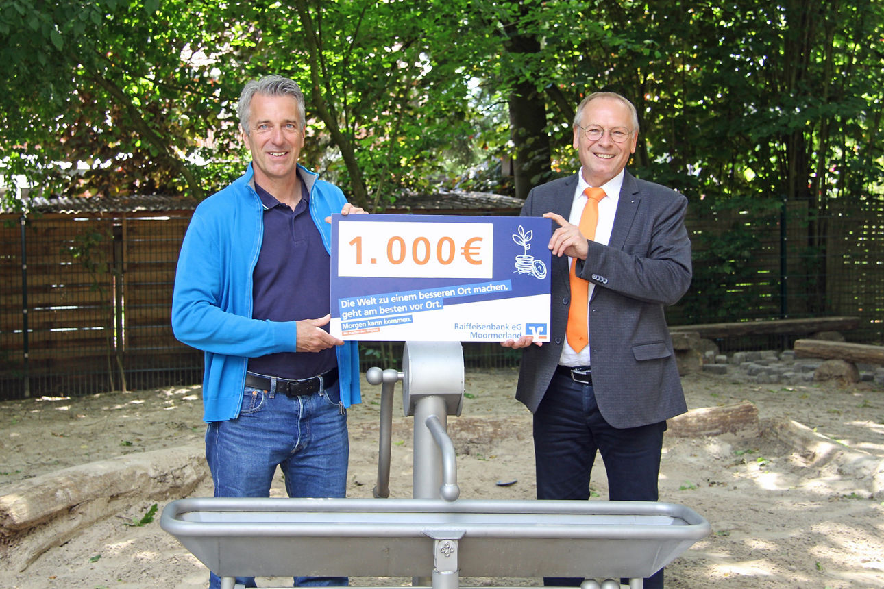 Zwei Personen stehen hinter der neuen Anlage 