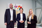 Mitarbeitende der VR-Bank mit der Firmenkundin auf einem Foto