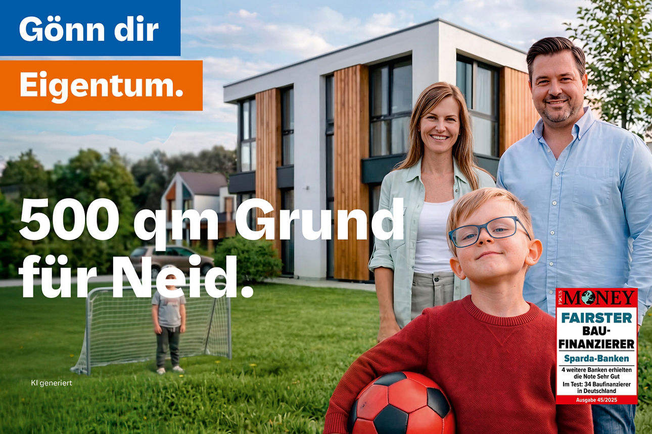 Familie im Garten vor einem Haus