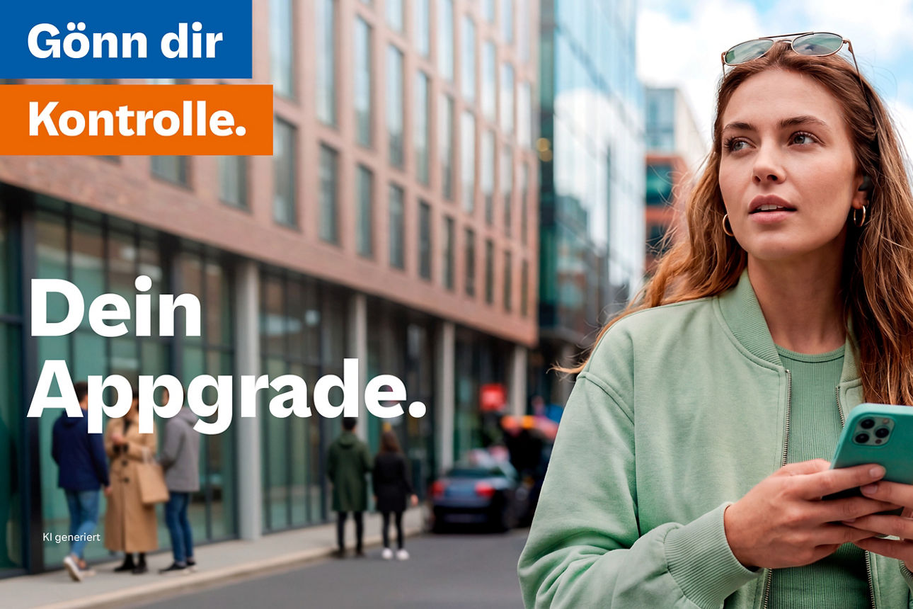 Frau mit Smartphone in der Stadt.