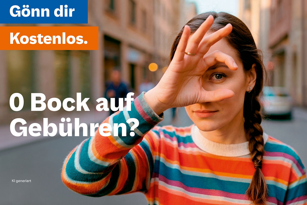 Frau mit gestreiftem Pullover zeigt mit der Hand eine Null