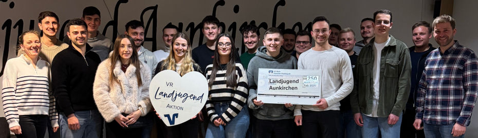 Landjugend und Mitarbeiter der Bank präsentieren den Spendenscheck