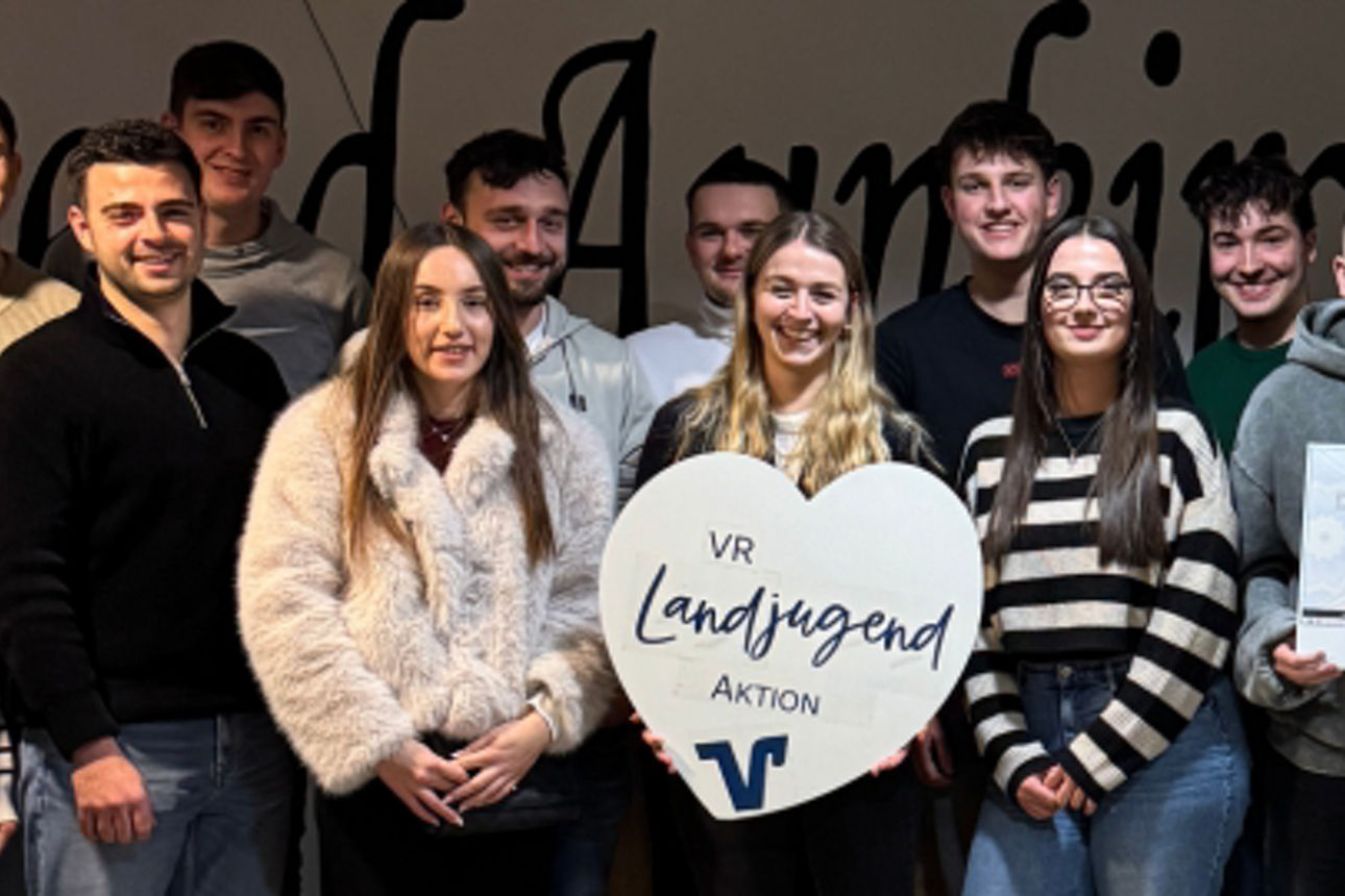 Landjugend und Mitarbeiter der Bank präsentieren den Spendenscheck