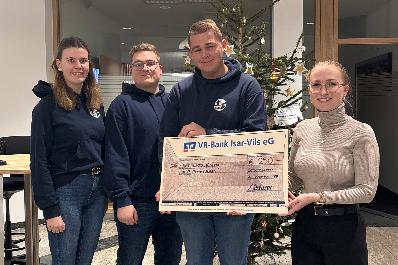 Zwei Frauen und zwei Männer lächeln in die Kamera. Sie halten einen Riesenspendenscheck in der Hand.