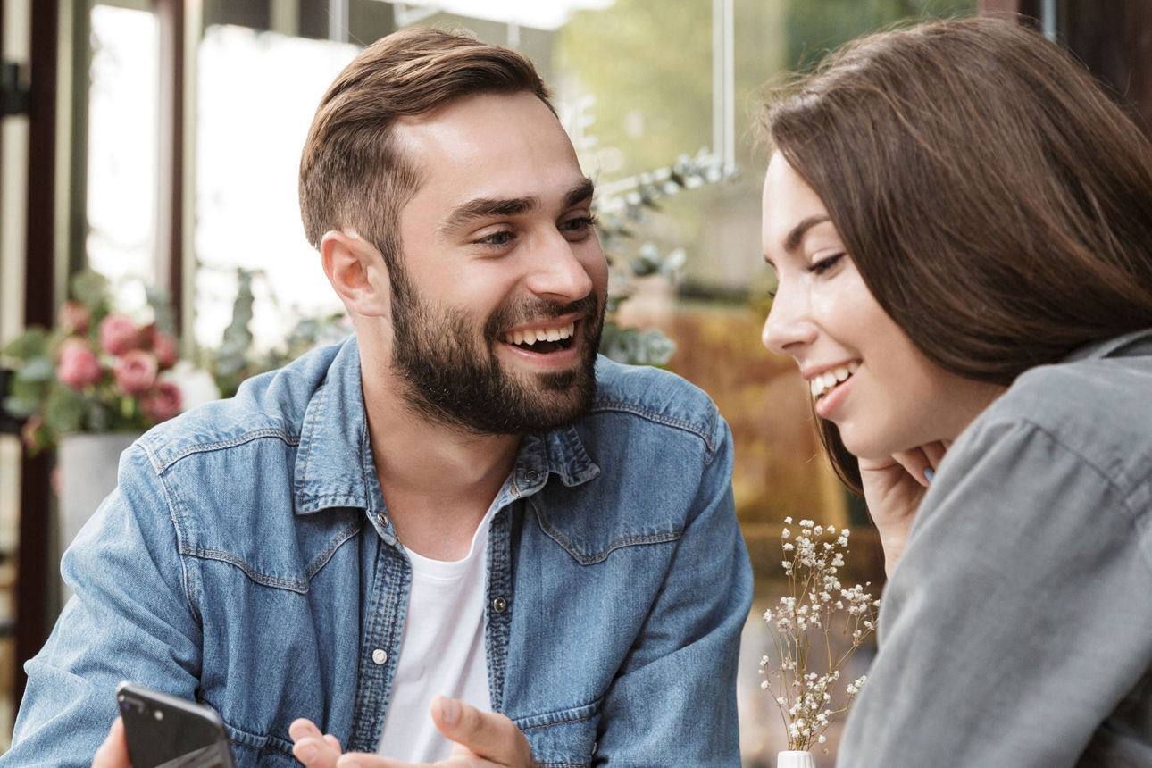 Junges verliebtes Paar beim Mittagessen