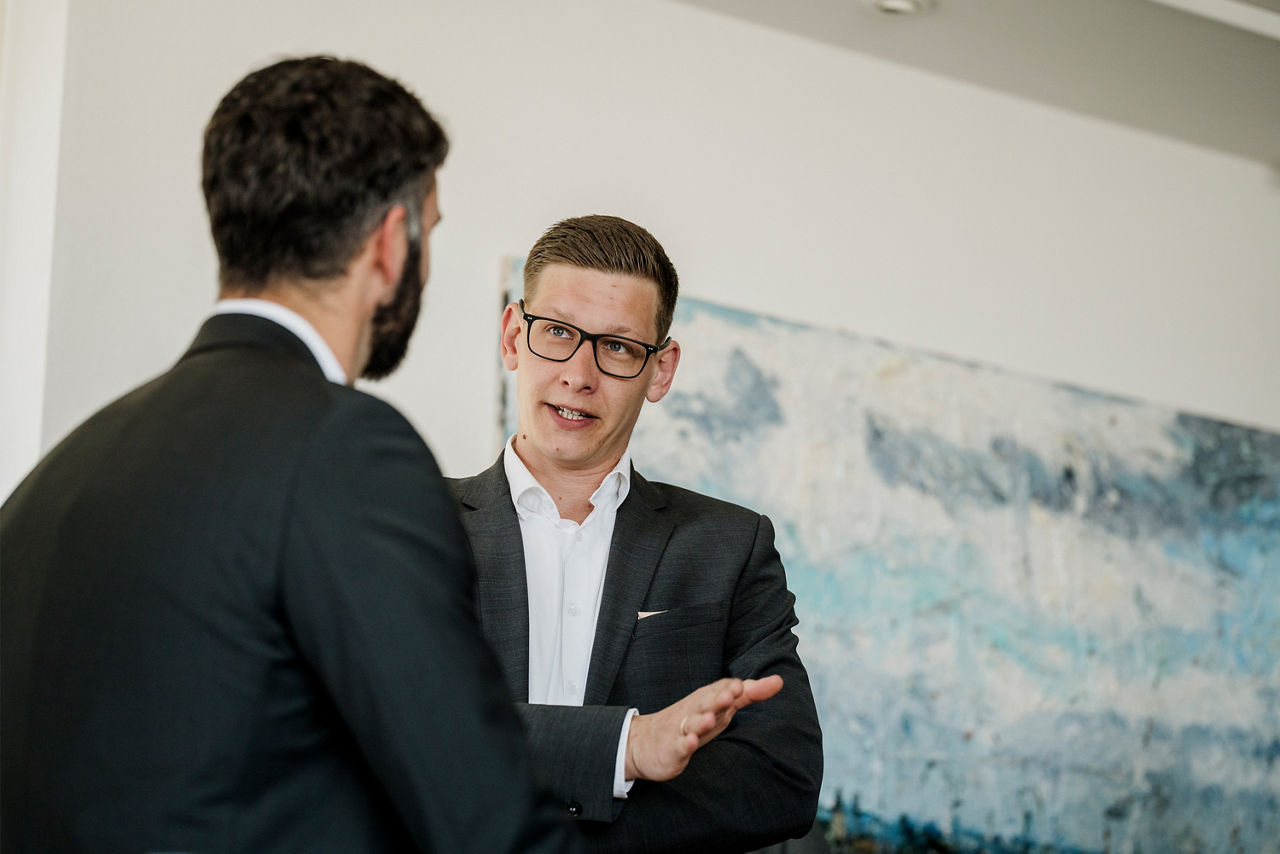 Zwei Männer unterhalten sich