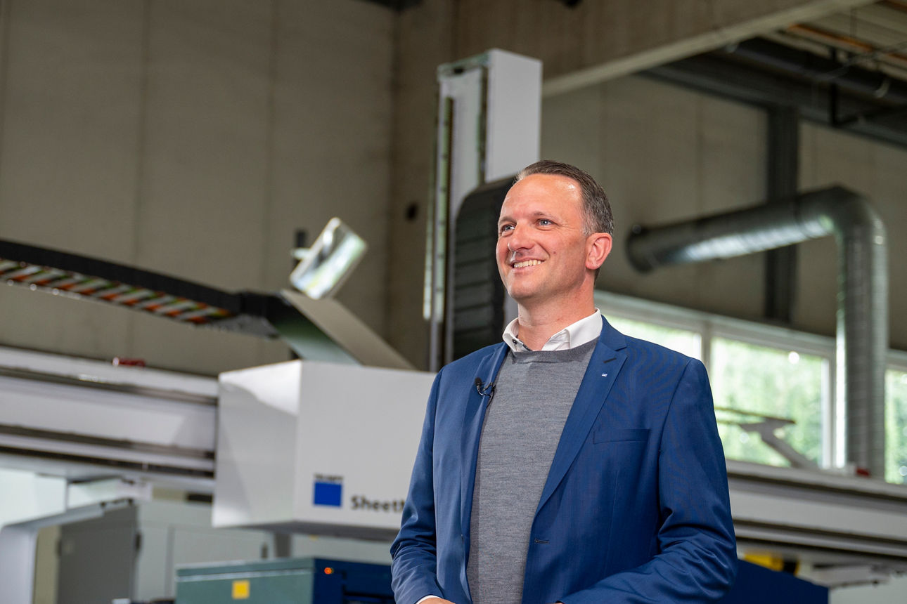 Junger Mann in einem Unigebäude