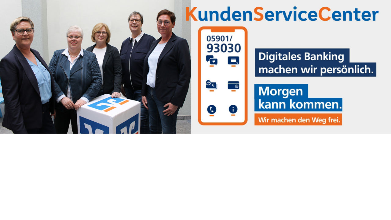 Das Bild zeigt eine Gruppe von fünf Frauen, die vor einer Wand mit der Aufschrift "KundenServiceCenter" in großen blauen und 
