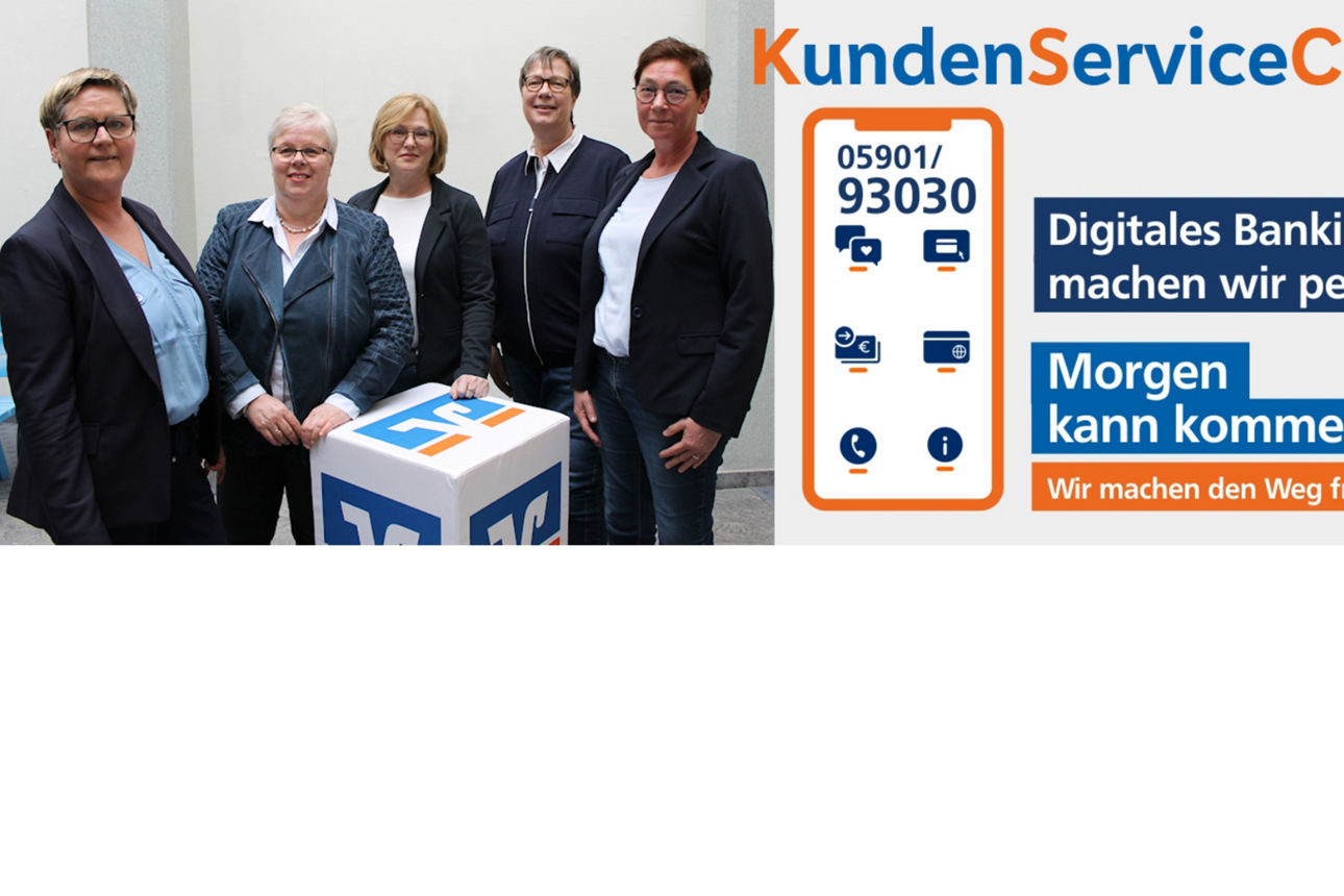 Das Bild zeigt eine Gruppe von fünf Frauen, die vor einer Wand mit der Aufschrift "KundenServiceCenter" in großen blauen und 