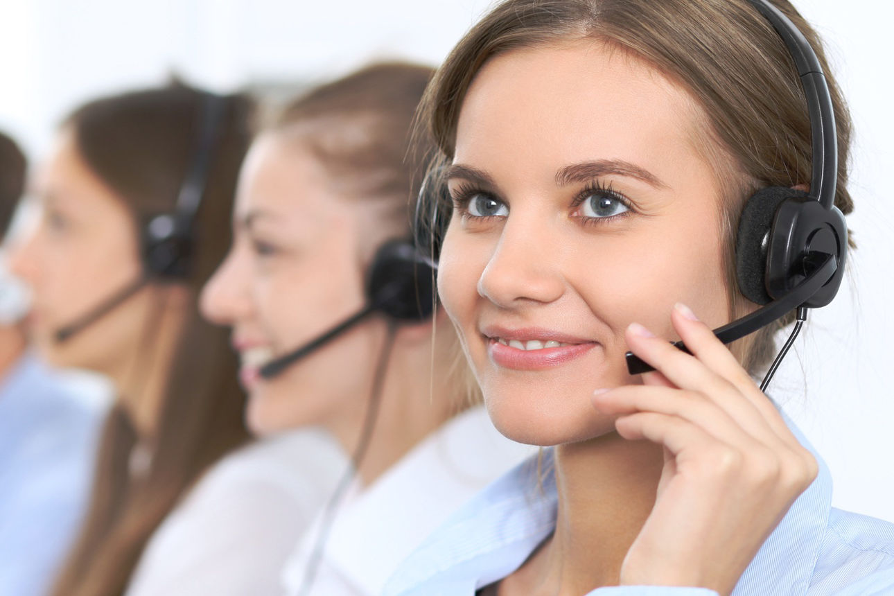 Mehrere Personen telefonieren mit ihren Headsets