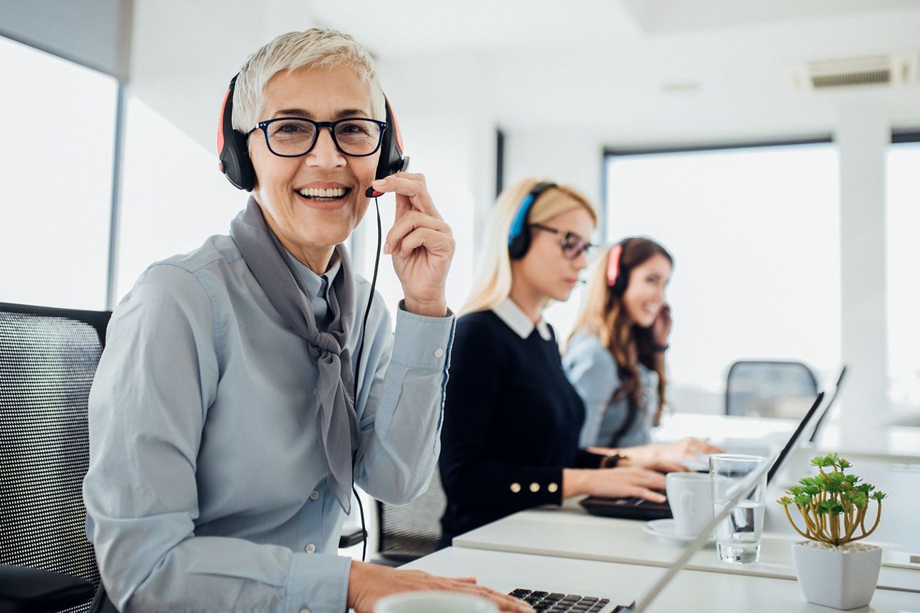 Frau mit Headset beim Telefonieren