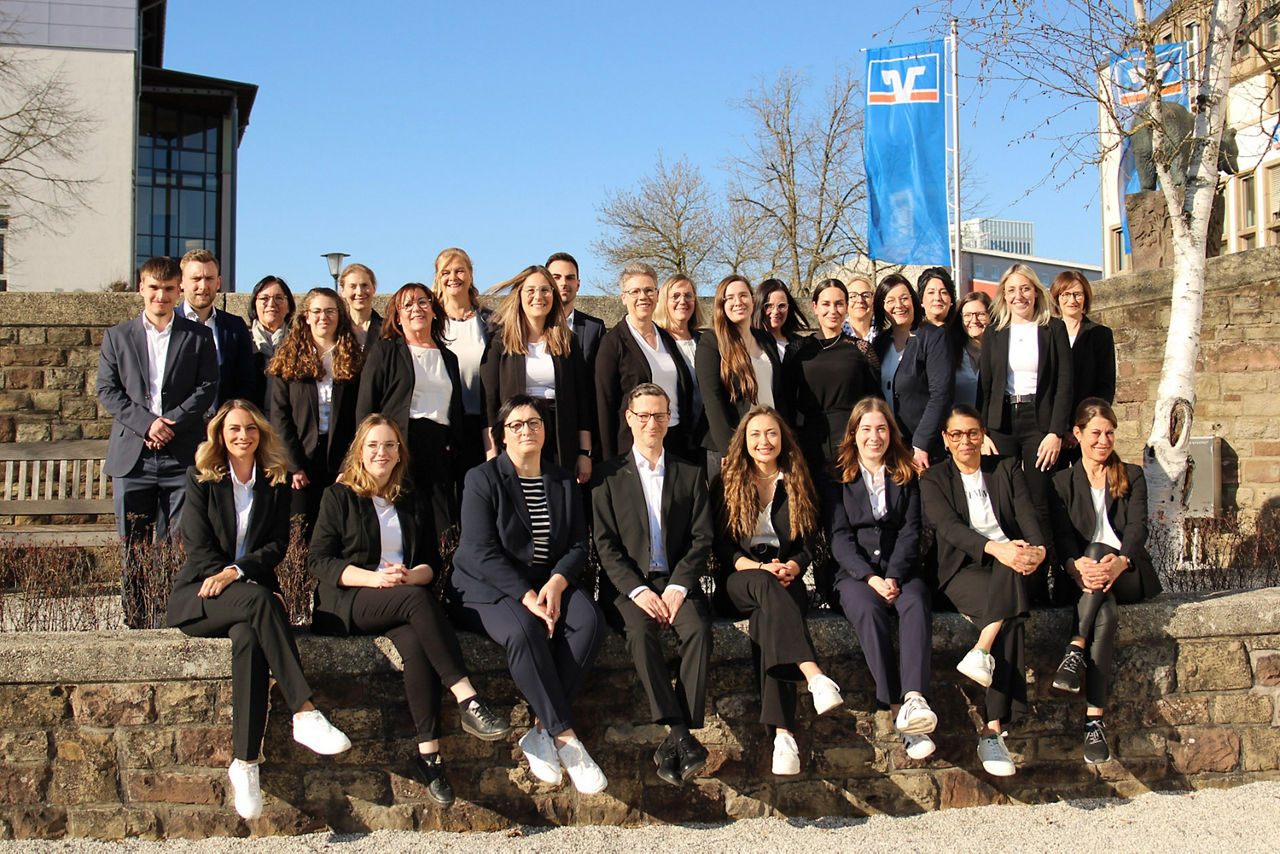 Gruppenbild aller Mitarbeiterinnen und Mitarbeiter der Digitalen Bank - Volksbank Trier Eifel eG